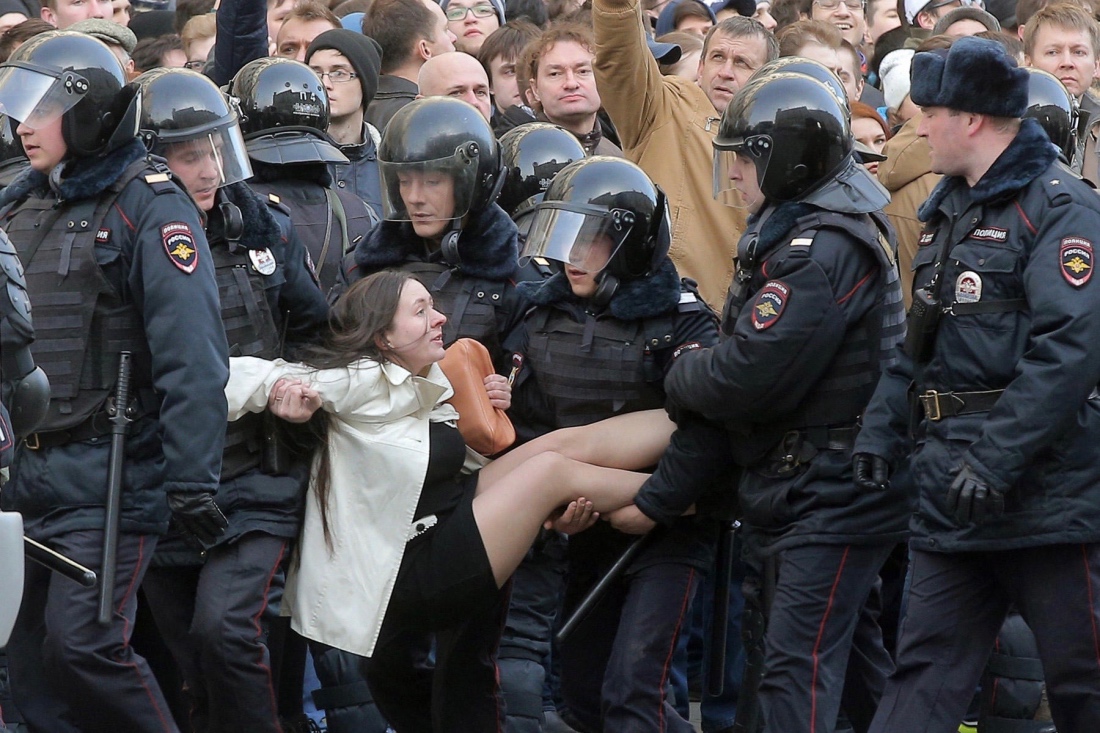 задержание девушки омоном на митингах 26 марта